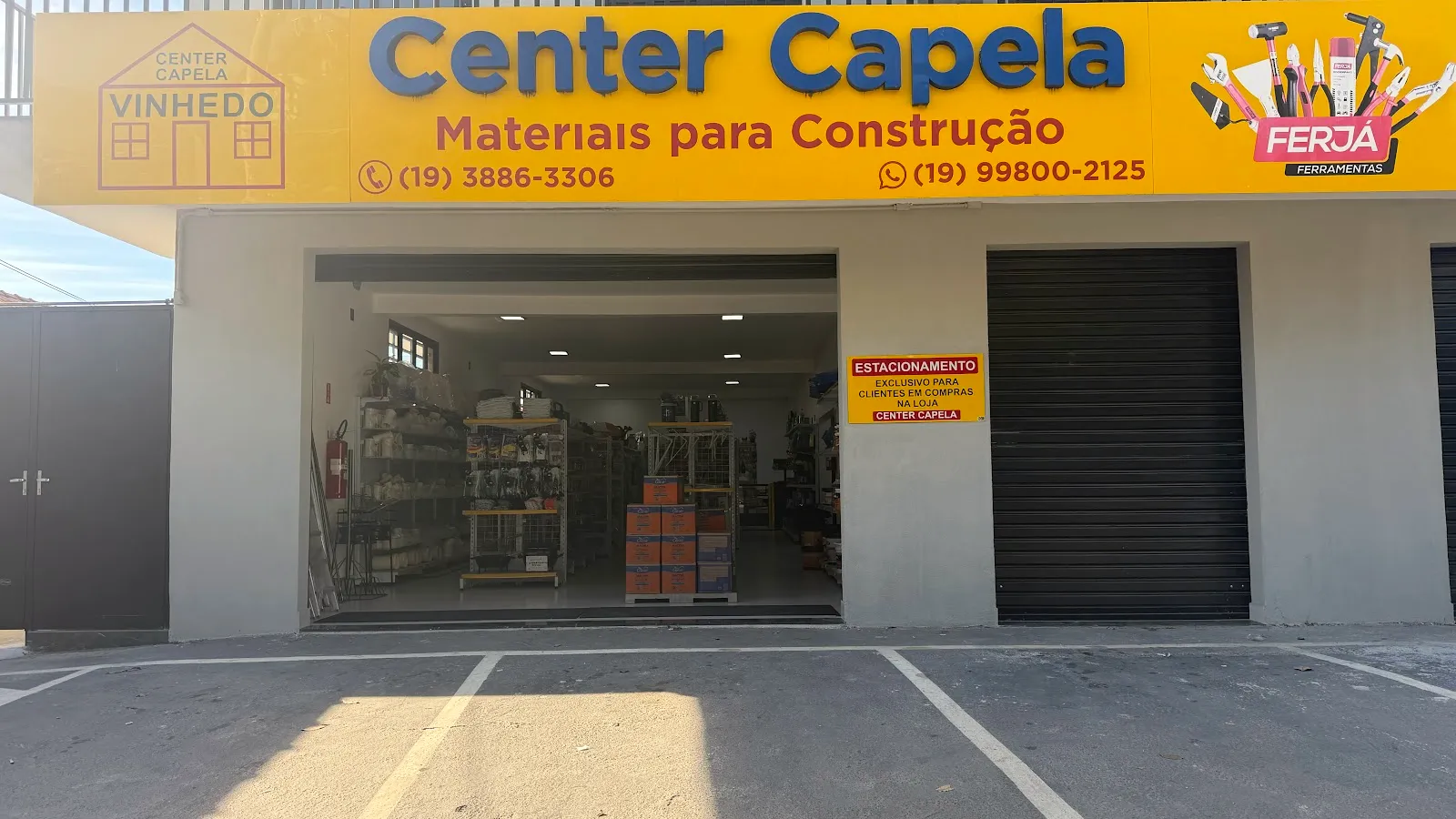 Prateleiras de material de construção organizadas